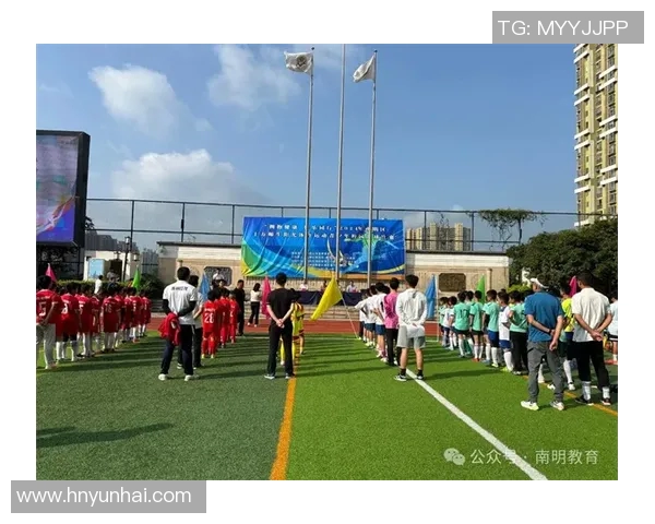 大连人对决重庆人激战正酣双方全力争胜展现足球激情与团队精神